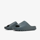Yeezy Slide Slate Grey–Clássico